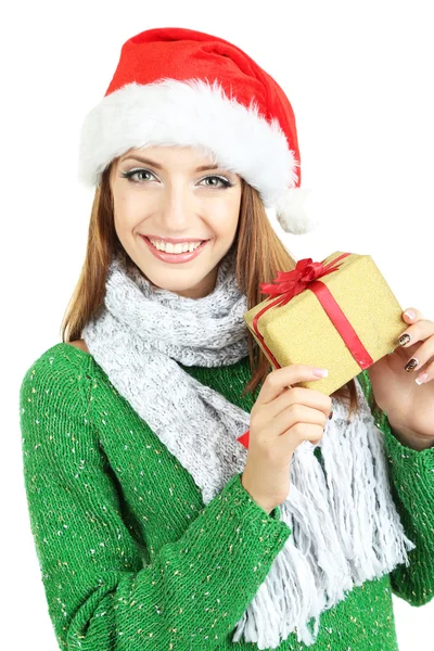Menina sorridente bonita no chapéu de Ano Novo com presente isolado no branco — Fotografia de Stock