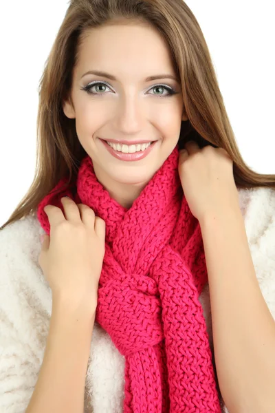 Krásná usměvavá dívka v teplá pletená šála izolovaných na bílém — Stock fotografie