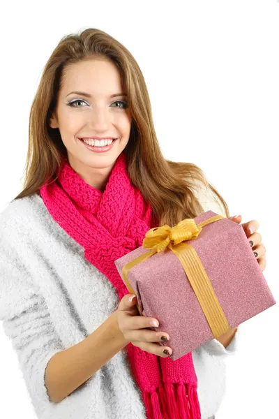 Vackra leende flicka med gåva isolerad på vit — Stockfoto