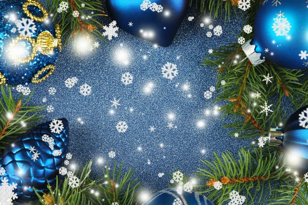 Hermosas decoraciones de Navidad con abeto sobre fondo brillante —  Fotos de Stock
