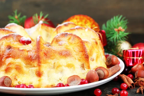 Gustosa torta di Natale fatta in casa, su sfondo grigio in legno — Foto Stock