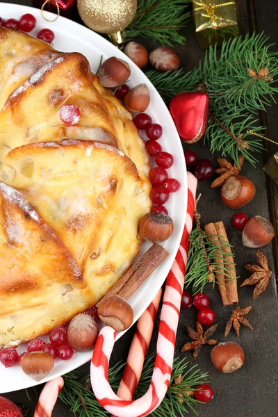Gri ahşap zemin üzerine lezzetli ev yapımı Noel kek — Stok fotoğraf
