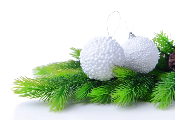 Çam ağacı, beyaz izole Noel topları — Stok fotoğraf