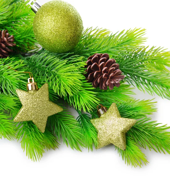 Bolas de Navidad y estrellas decorativas en abeto, aisladas en blanco — Foto de Stock