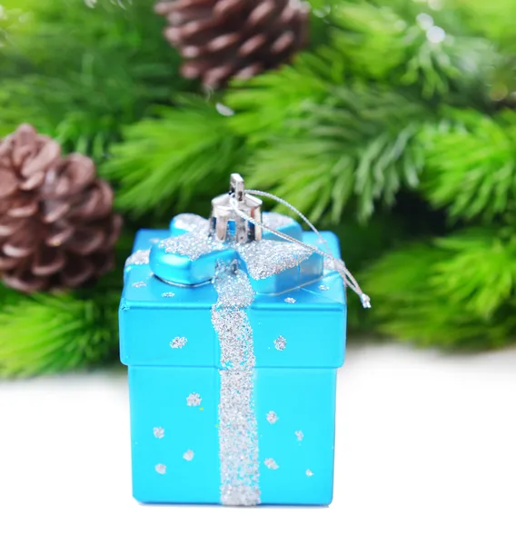 Χριστουγεννιάτικα διακοσμητικά παιχνίδια, χριστουγεννιάτικο δέντρο υποκατάστημα, απομονωμένα σε λευκό — Φωτογραφία Αρχείου