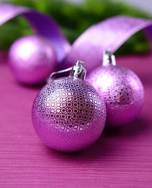 Boules de Noël sur sapin, sur fond de couleur — Photo