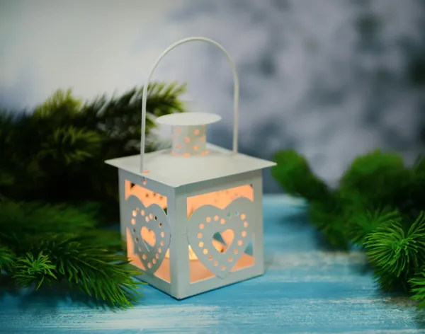 Kerst lantaarn, fir tree en decoraties op donkere achtergrond — Stockfoto