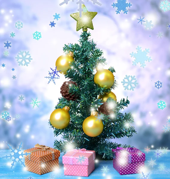 Árbol de Navidad decorativo, sobre fondo claro —  Fotos de Stock