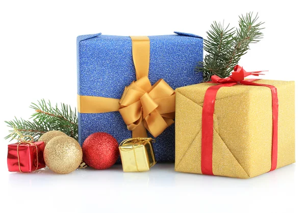 Bellissimi regali luminosi e decorazioni natalizie, isolati su bianco — Foto Stock