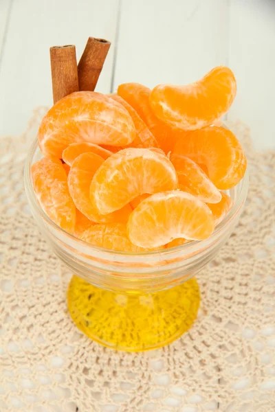 Sabrosas rebanadas de mandarina en tazón de vidrio sobre fondo claro —  Fotos de Stock