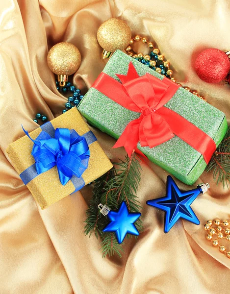Güzel parlak hediyeler ve ipek kumaş üzerine yılbaşı dekor — Stok fotoğraf