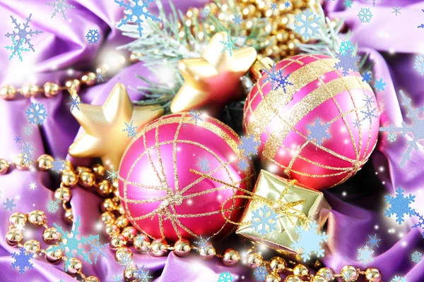 紫色のサテンの布の上の美しいクリスマスの装飾 — ストック写真