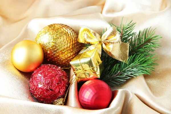Vacker jul inredning på gyllene satin tyg — Stockfoto