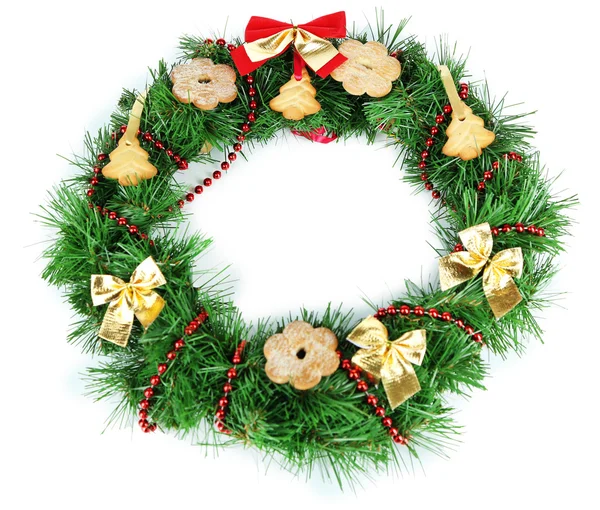 Couronne de Noël décorée de biscuits isolés sur blanc — Photo