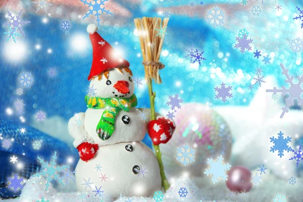 Bonito boneco de neve e decoração de Natal, em fundo brilhante — Fotografia de Stock