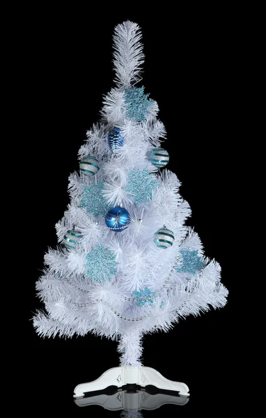 Bílý vánoční stromek izolované na černém pozadí — Stock fotografie