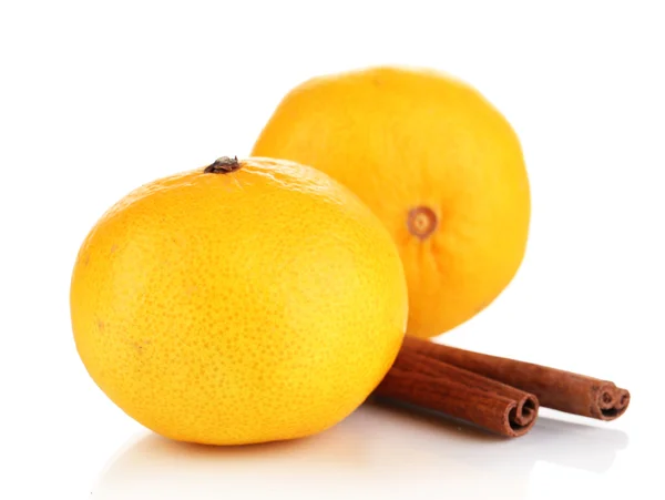 Zralé mandarinky se skořicí, izolované na bílém — Stock fotografie