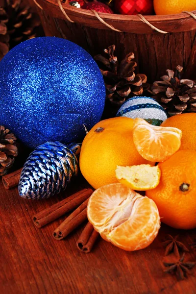Vánoční mandarinky a vánoční hračky na dřevěný stůl detail — Stock fotografie