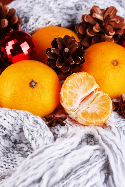 Mandarines de Noël et jouets de Noël sur écharpe tricotée close-up — Photo