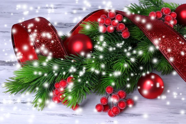 Kerstballen op fir boom, op houten achtergrond — Stockfoto