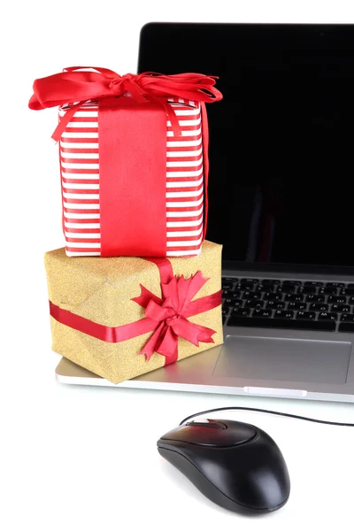 Ordinateur portable, cadeaux et souris d'ordinateur isolés sur blanc — Photo