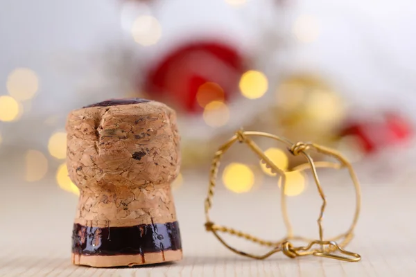クリスマス ライトの背景にシャンパンのコルク — ストック写真