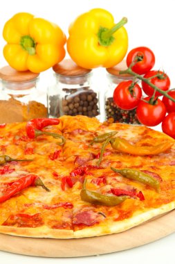 lezzetli biberli pizza sebzeler üzerinde ahşap tahta yakın çekim