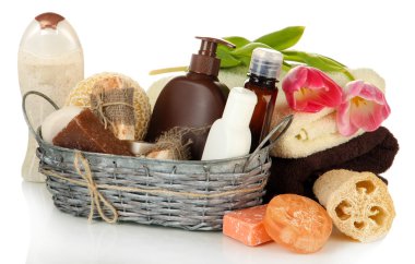 Kozmetik Şişeler ve üzerinde beyaz izole sabun sepeti,