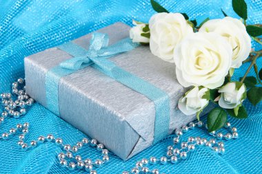 mavi bir bez arka plan üzerinde romantik parsel