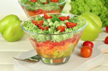 ahşap masa üzerinde taze sebze ile lezzetli salata