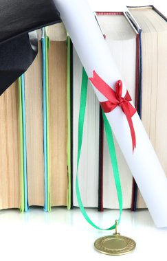 madalya başarı eğitim diploması, şapka ve kitaplar ile yakın çekim