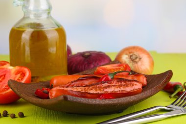 doğal zemin üzerine ahşap masa tabakta sebze ile lezzetli sosis