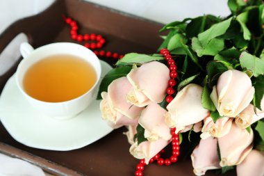 güzel bir buket gül ' üzerinde açık renkli ahşap tepsi