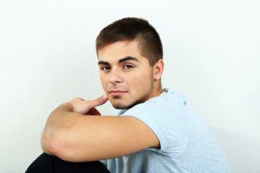 Oda katta oturan adam