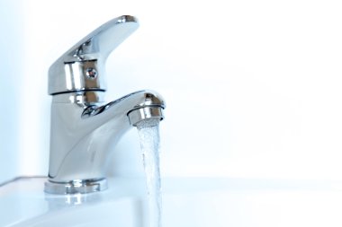 insan elinin altında beyaz izole musluk banyo, yıkandıktan Close-Up