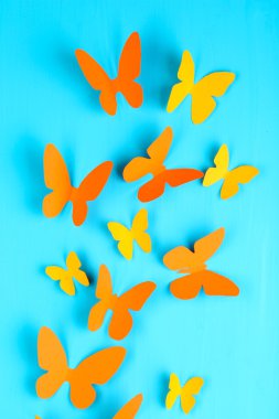 Kağıt kelebekler mavi ahşap tahta zemin üzerine