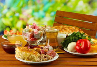 geleneksel Türk kahvaltı parlak zemin üzerine masada