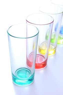 lege glazen, geïsoleerd op wit