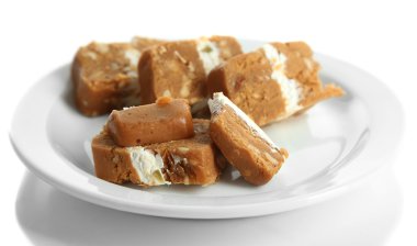 plaka üzerinde beyaz izole fındık şerbeti