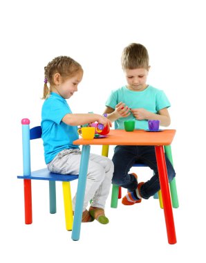 küçük çocuklar üzerinde beyaz izole renkli sofra ile oyun