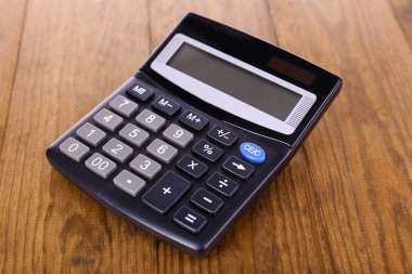Tablo yakın çekim üzerinde dijital hesap makinesi