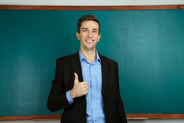 Genç öğretmen yakın kara tahta okul sınıf