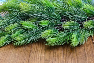 Yılbaşı çam ağacı ahşap zemin üzerinde