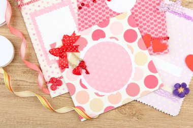 güzel el posta kartları ve scrapbooking elemanları, ahşap masa yapımı