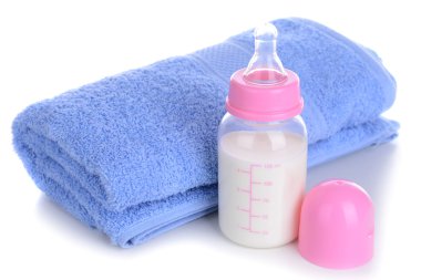 biberon ile süt ve üzerinde beyaz izole havlu