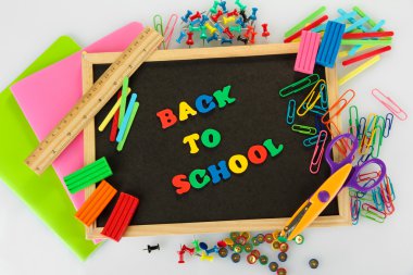 okul ile küçük yazı tahtası beyaz arka plan üzerinde sağlar. okula dönüş