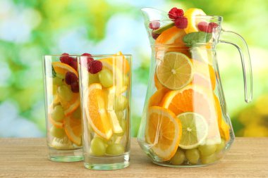 kavanoz ve narenciye ve ahududu yeşil zemin üzerine cam