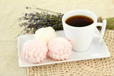 açık renkli plaka üzerinde Marshmallows