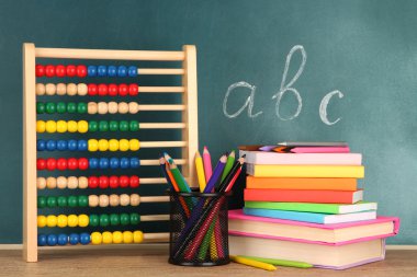 oyuncak abacus, kitap ve okul Danışma arka plan üzerinde tablo kalemleri