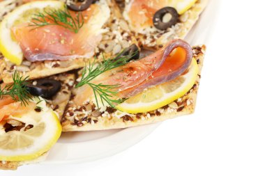 Somon Sandviç üzerine beyaz izole plaka üzerinde